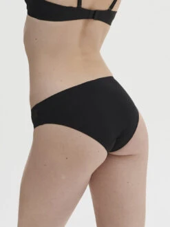 Essentiel Bikini Brief - Black 10 Essentiel Bikini Brief - Black -SIMONE PERELE Sales 1 13V720 015 2 d2b1e2cf d783 451c 915b da152d685887